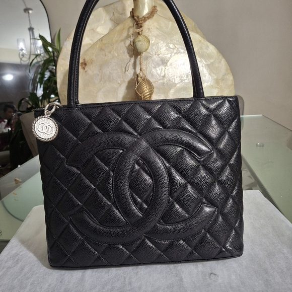 Chanel Black Quilted Shoulder Bag with Iconic CC Logo - Picture 3 of 8
